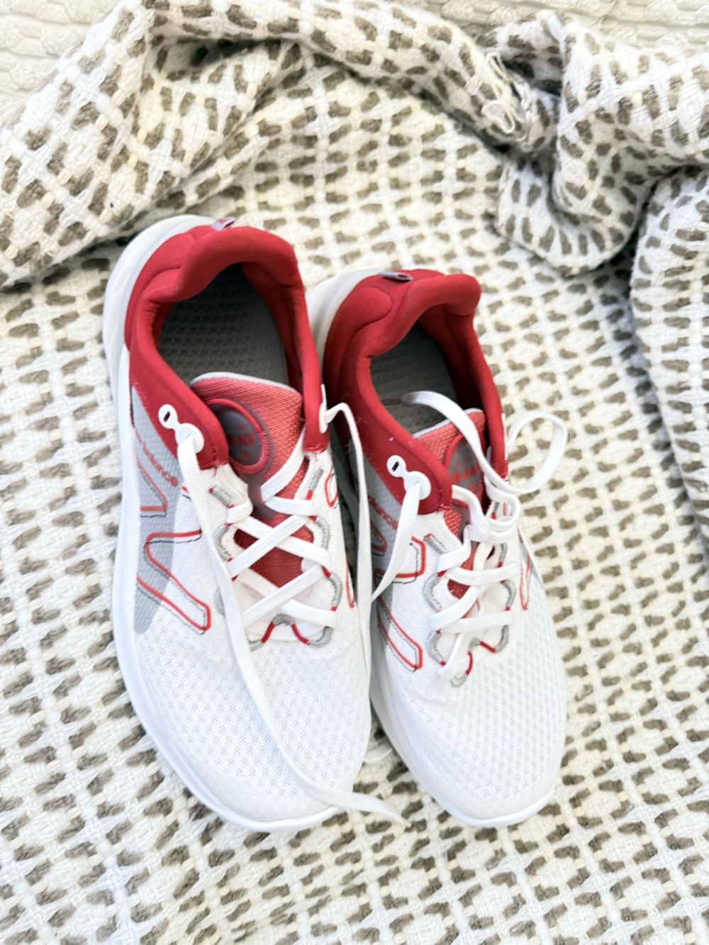 NEW BALANCE ROAV V2 WHITE RED GRAY BLACK FRESH FOAM SNEAKER